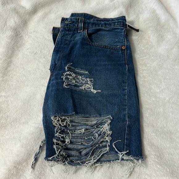 Levi’s Brand New Distressed Jean Shorts. - Picture 3 of 5
